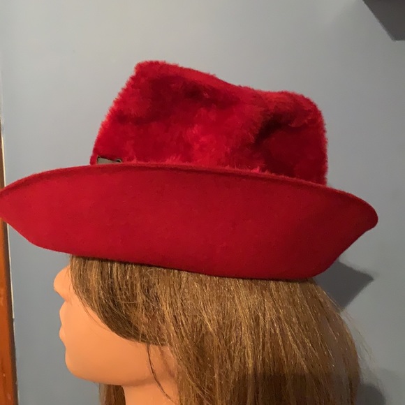 Hutzler’s vintage Touch Of Red felt hat with faux fur and lacing - Picture 2 of 7